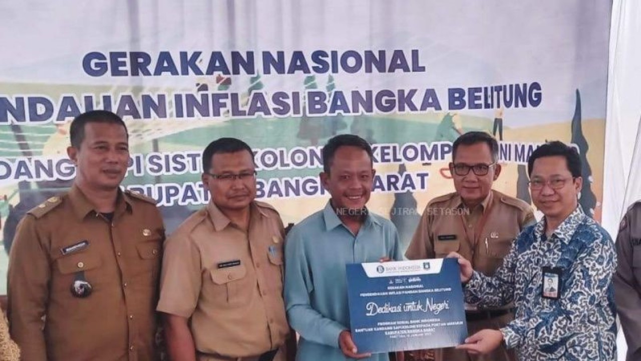 Penyerahan bantuan kandang sapi kepada Kelompok Tani Makmur, Parittiga. (ANTARA/HO-Diskominfo Bangka Barat)