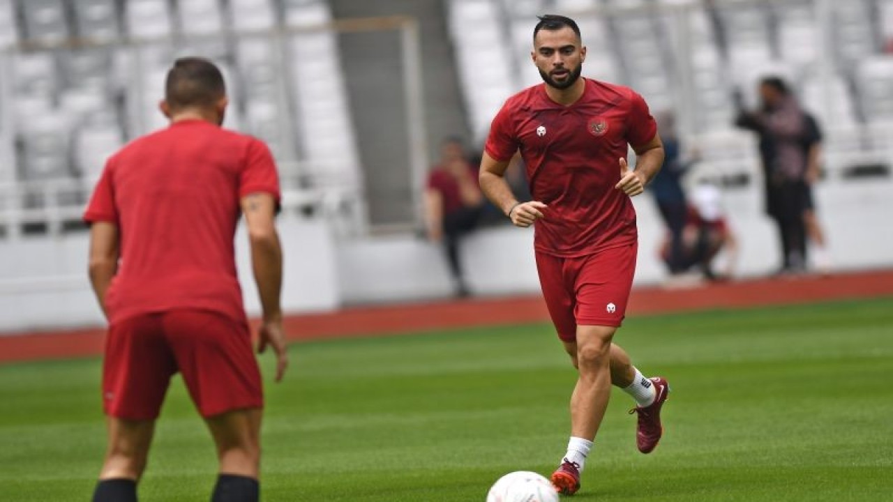 Pesepak bola Timnas Indonesia Jordi Amat menendang bola dalam sesi latihan resmi jelang pertandingan grup A Piala AFF 2022 di Stadion Utama gelora Bung Karno (SUGBK), Jakarta, Kamis (22/12/2022). Pelatih Shin Tae-yong optimistis Timnas Indonesia dapat mengalahkan Timnas Kamboja dalam pertandingan yang akan berlangsung Jumat (23/12). ANTARA FOTO/Aditya Pradana Putra/foc. (ANTARA FOTO/ADITYA PRADANA PUTRA)