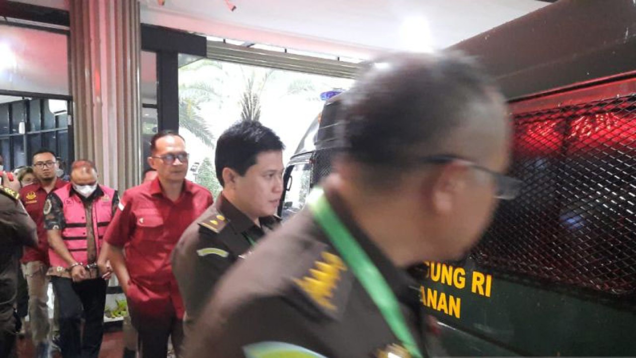Penyidik Jampidsus Kejaksaan Agung membawa salah satu tersangka korupsi proyek penyediaan infrastruktur base transceiver station atau BTS di Kementerian Komunikasi dan Informatika (Kominfo), di Gedung Bundar Kejaksaan Agung, Jakarta, Rabu (4/1/2023). ANTARA/Laily Rahmawaty
