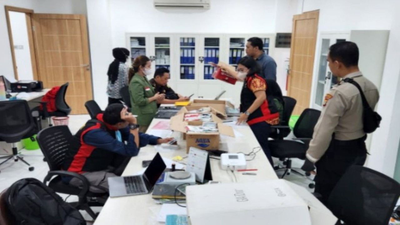 Penyidik Tindak Pidana Khusus Kejaksaan Negeri Jakarta Selatan sedang menggeledah kantor cabang PT. Pegadaian (Persero) Kebayoran Baru dalam rangka penyidikan dugaan penyimpangan penyaluran fasilitas Kredit Cepat Aman (KCA), Jakarta, Jumat (6/1/2023). ANTARA/HO-Kejaksaan Negeri Jakarta Selatan