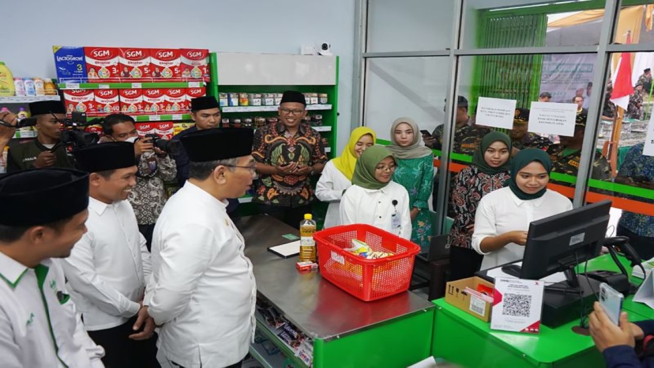 Ketum PBNU KH Yahya Cholil Staquf bersama Bupati Lumajang, Jatim, Thoriqul Haq saat meresmikan Toko NU di kawasan relokasi Bumi Semeru Damai pada Selasa (10/1/2023) petang. (FOTO ANTARA/HO-Diskominfo Lumajang)