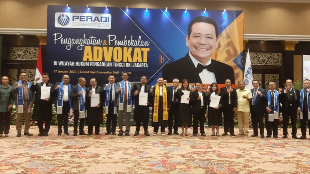 Ketua Umum Dewan Pimpinan Nasional Perhimpunan Advokat Indonesia (DPN PERADI), Prof. Dr. Otto Hasibuan, S.H., M.M, bersama jajaran dalam acara Pengangkatan dan Pembekalan Advokat di wilayah hukum Pengadilan Tinggi DKI Jakarta pada Selasa, 17 Januari 2023./Nusantaratv.com