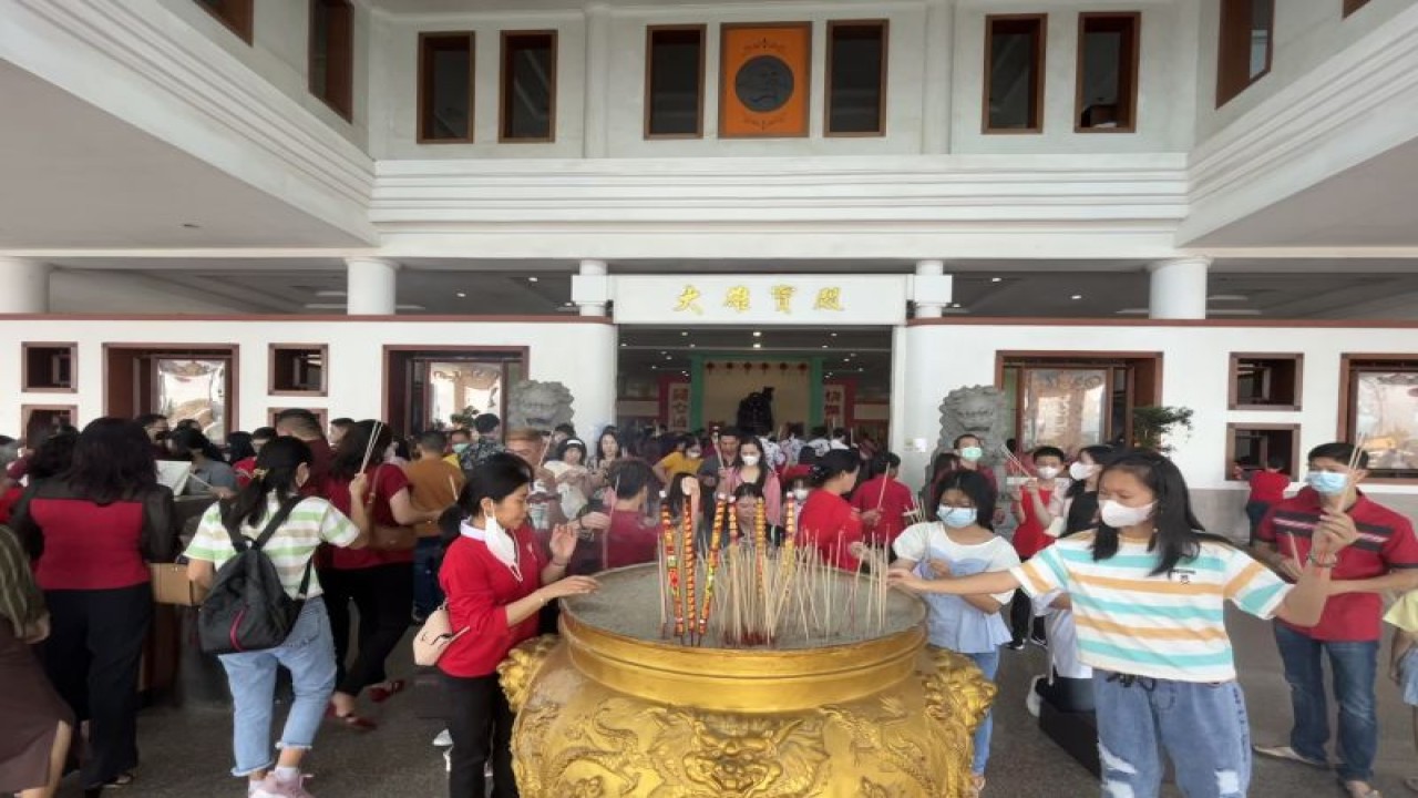 Keramaian umat Tionghoa saat sembahyang di Maha Vihara Duta Maitreya Kota Batam, Kepri, Ahad (22/1/2023). ANTARA/Jessica