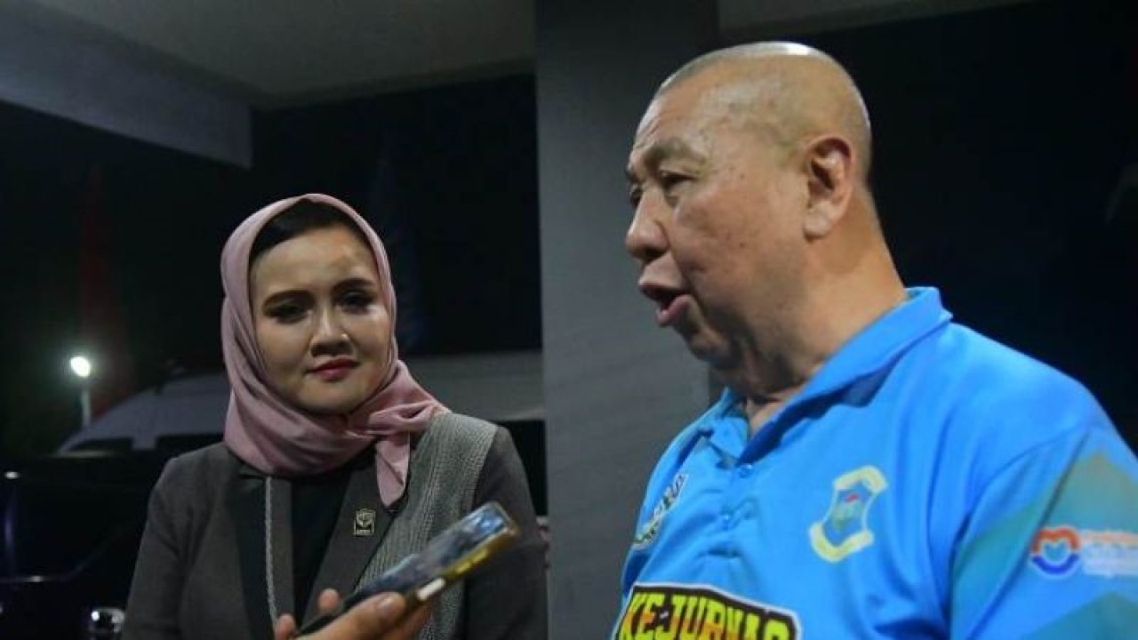 Ketua Umum Persatuan Bola Basket Seluruh Indonesia (Perbasi) Pusat Danny Kosasih didampingi Sekjen Perbasi Nirmala Dewi seusai pembukaan Kejurnas Bola Basket U15 di Kota Pangkalpinang, Sabtu malam. ANTARA/Aprionis