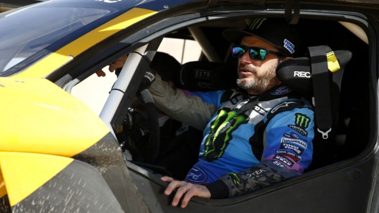 Pebalap dan bintang YouTube asal Amerika Serikat Ken Block bersiap di balik kemudi mobil E-SUV untuk ajang Extreme E di Grand Prix Qiddiya pada ajang Dakar 2020. (17/1/2020). ANTARA/AFP/FRANCK FIFE.