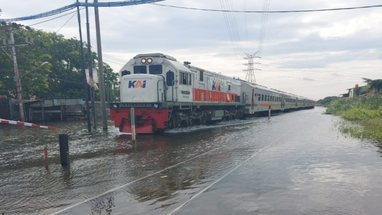 Perjalanan kereta api berangsur angsur normal setelah dilanda banjir di kawasan Stasiun Semarang Tawang, Senin (2/1/2023). (PT KAI)