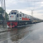 Perjalanan kereta api berangsur angsur normal setelah dilanda banjir di kawasan Stasiun Semarang Tawang, Senin (2/1/2023). (PT KAI)-1672641749