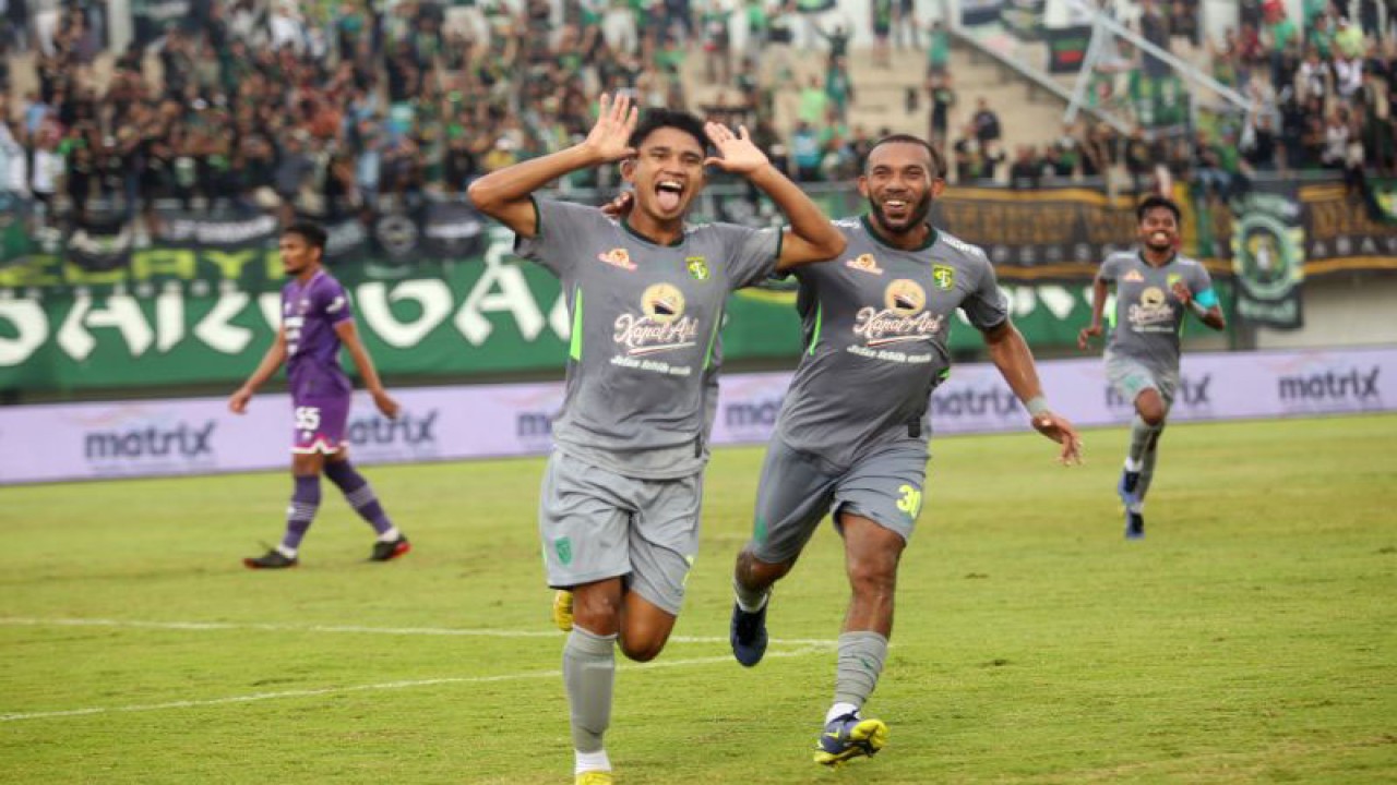 Pesepak bola Persebaya Surabaya Marselino Ferdinan (tengah) melakukan selebrasi usai mencetak gol ke gawang Persita Tangerang pada lanjutan BRI Liga 1 2022/2023 di Stadion Indomilk Arena, Tangerang, Banten, Rabu (18/1/2023). Dalam pertandingan tersebut Persita Tangerang dikalahkan Persebaya Surabaya dengan skor 0 - 5. ANTARA FOTO/Muhammad Iqbal/hp.