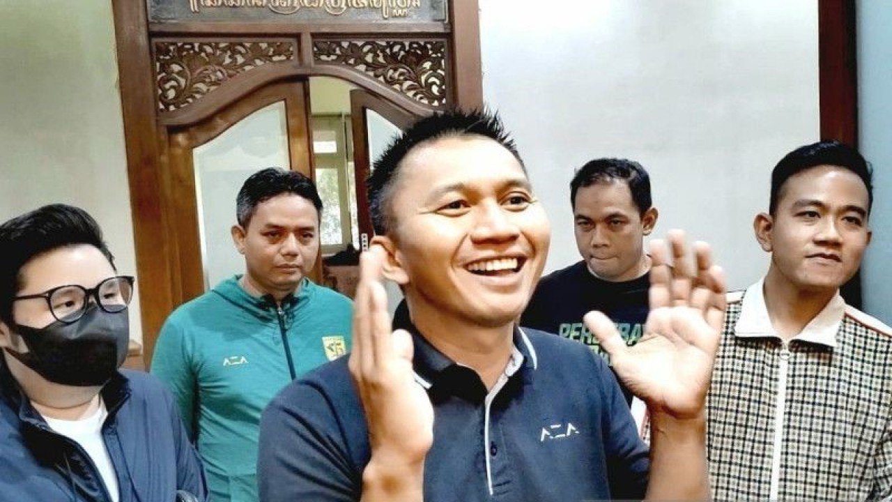 Presiden Persebaya Surabaya Azrul Ananda usai diskusi dengan manajemen Persis Solo dan Wali Kota Surakarta Gibran Rakabuming Raka di Balai Kota Surakarta, Kamis (19/1/2023). ANTARA/Aris Wasita