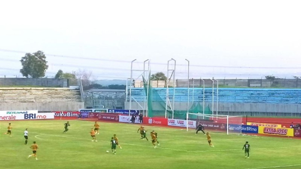 Pemain Persebaya Surabaya menyerang pertahanan Bhayangkara FC pada lanjutan putaran kedua liga 1 Indonesia musim 2022/2023 di Stadion Gelora Joko Samudro, Gresik, Senin (23/1/2023) sore. A (NTARA/Naufal Ammar Imaduddin)