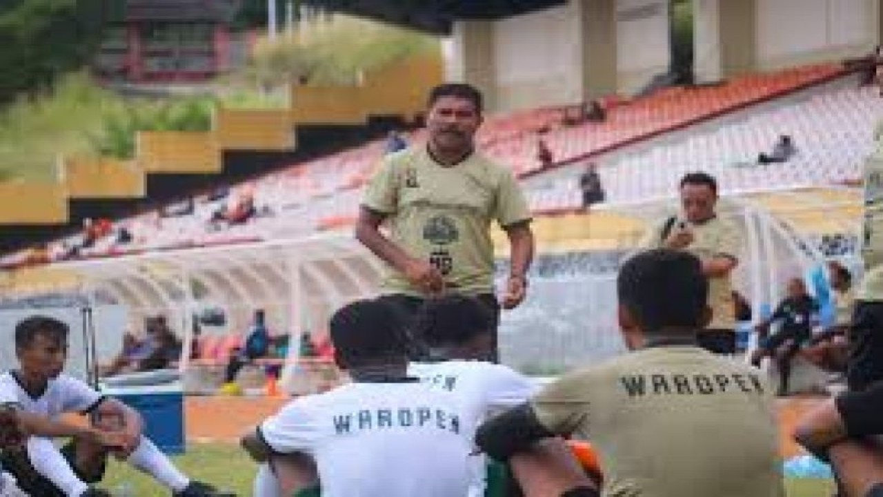 Pelatih Persewar Waropen Eduard Ivakdalam memberikan instruksi strategi sepak bola pada latihan kepada pemain persiapan Liga 2 Indonesia. ANTARA/HO- dokumen Persewar