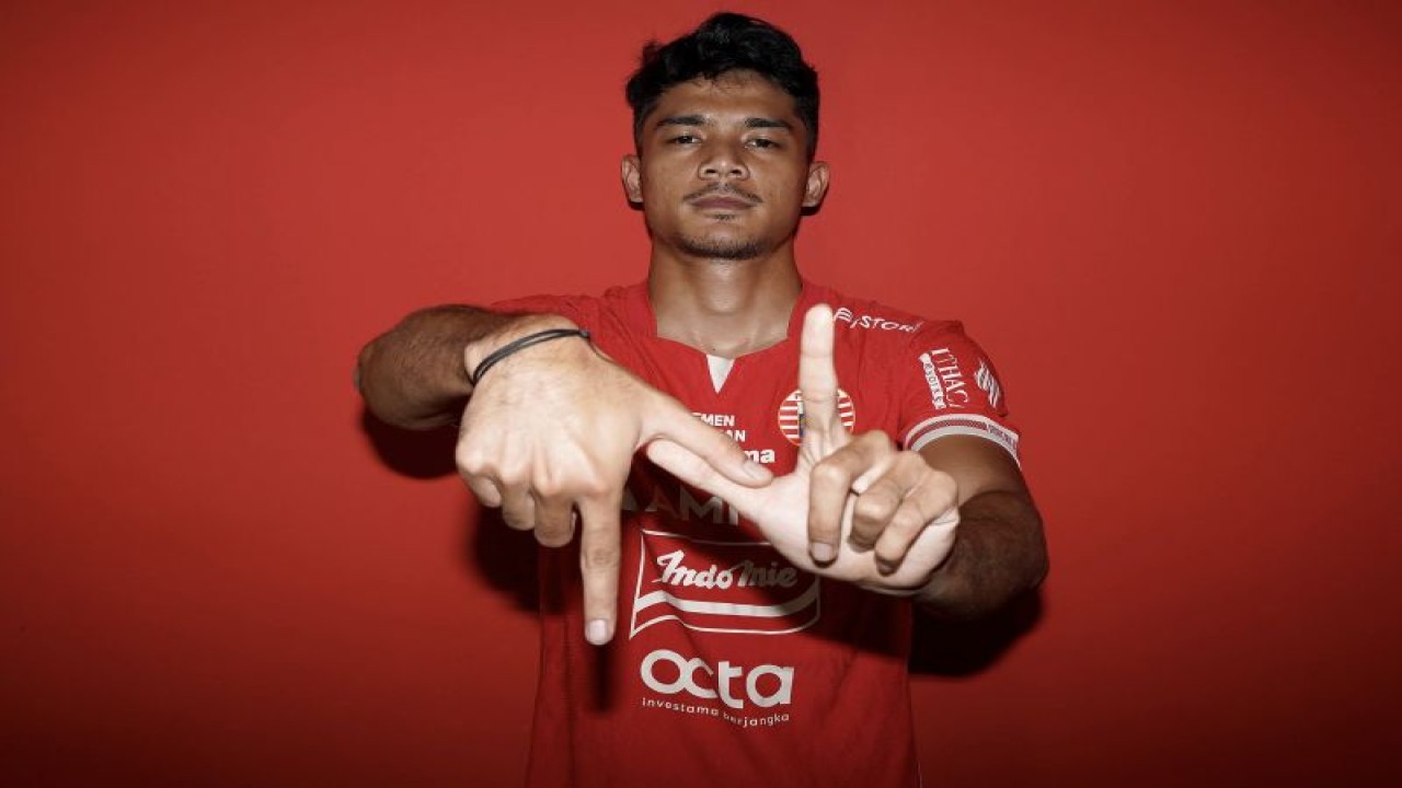 Persija memperkenalkan penyerang barunya Aji Kusuma, Kamis (12/1/2023), yang direkrut dari Persiba dan diikat kontrak selama satu tahun. (ANTARA/HO-Persija)