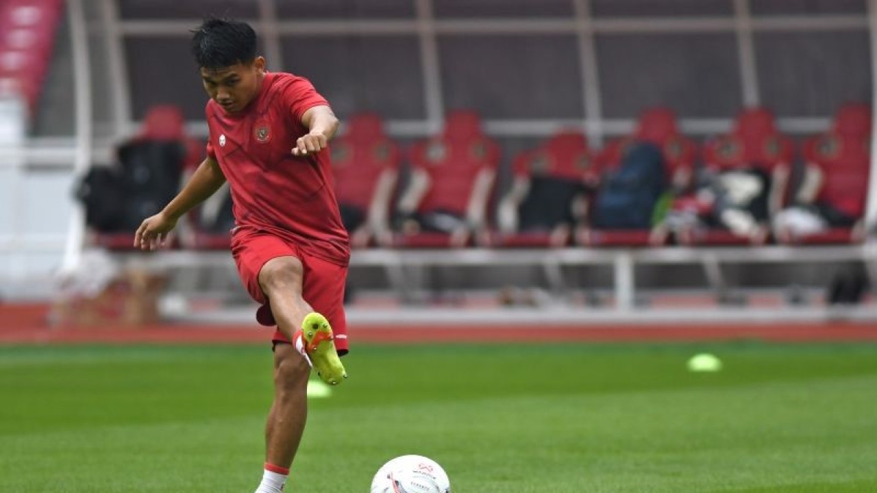 Arsip - Pesepak bola Witan Sulaeman menendang bola dalam sesi latihan resmi jelang pertandingan grup A Piala AFF 2022 di Stadion Utama gelora Bung Karno (SUGBK), Jakarta, Kamis (22/12/2022). Pelatih Shin Tae-yong optimistis Timnas Indonesia dapat mengalahkan Timnas Kamboja dalam pertandingan yang aka berlangsung Jumat (23/12). ANTARA FOTO/Aditya Pradana Putra/foc.
