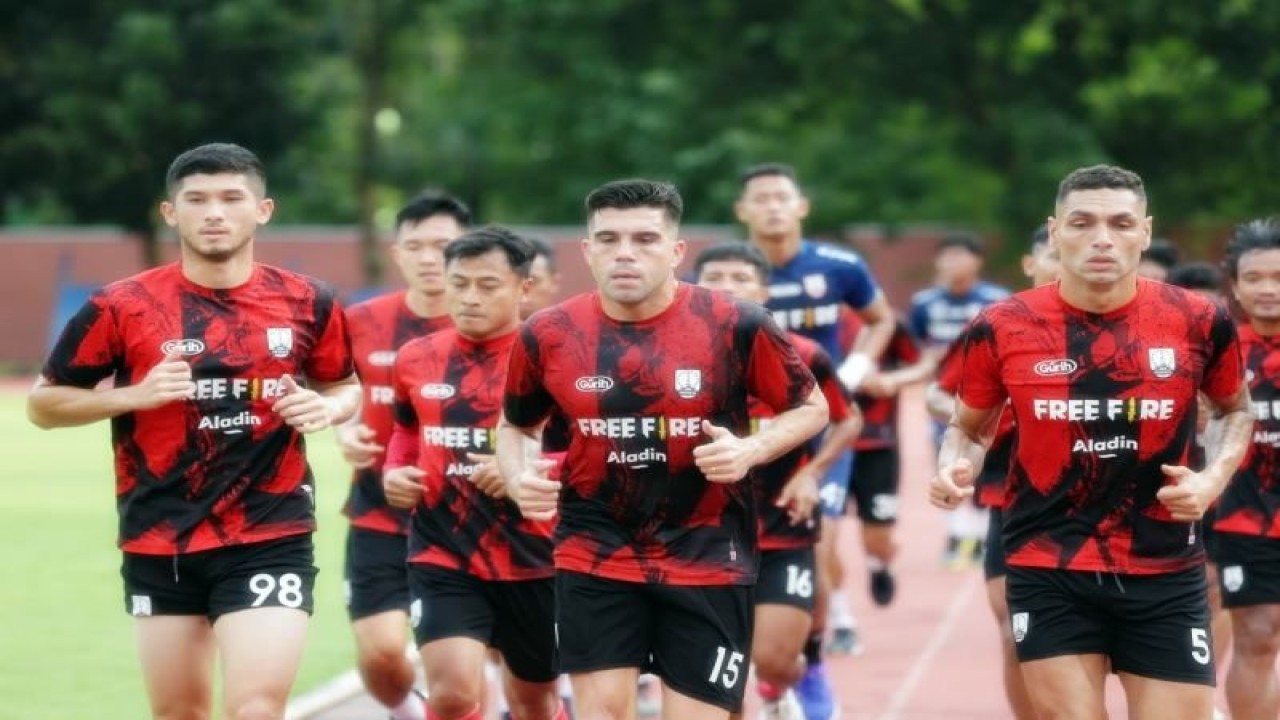 Pemain belakang Persis Solo, Fabiano Beltrame bersama tim saat menjalani latihan perdana persiapan putaran 2 Liga 1, di Stadion UNS Surakarta, Selasa (3/1/2023). (ANTARA/HO--dokumen Persis Solo)
