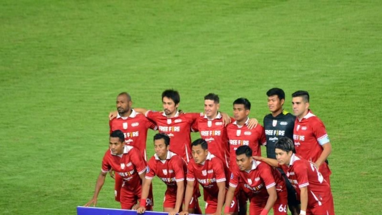 Tim Persis Solo foto bersama sebelum pertandingan Liga 1 musim 2022/2023, di Stadion Manahan Solo, Jateng. ANTARA/Bambang Dwi Marwoto.