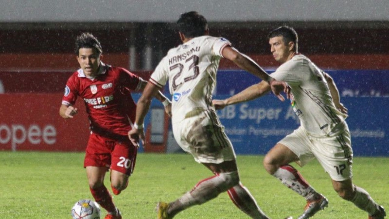 Foto arsip - Pesepak bola Persis Solo Ryo Matsumura (kiri) berusaha melewati dua pesepakbola Persija Jakarta saat Laga BRI Liga 1 di Stadion Maguwoharjo, Depok, Sleman, D.I Yogyakarta, Kamis (19/1/2023).ANTARA FOTO/Andreas Fitri Atmoko/YU (Antara Foto/Andreas Fitri Atmoko)