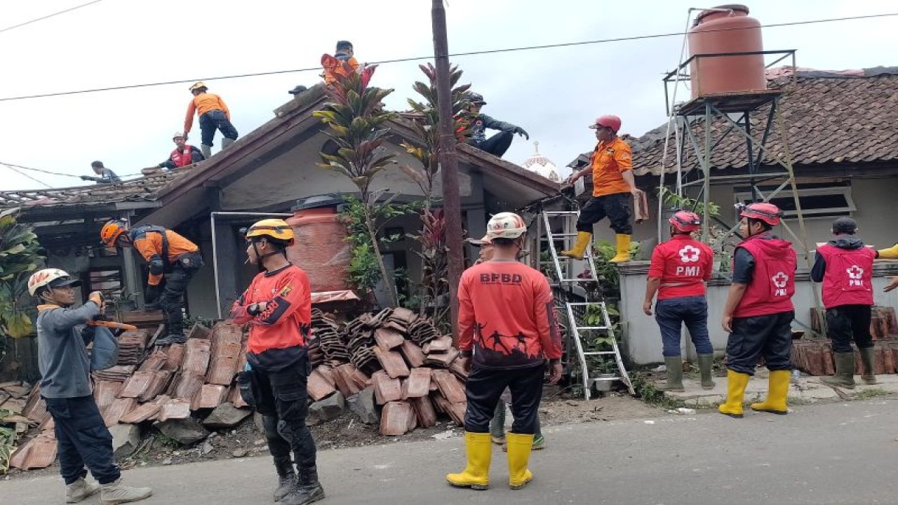 Personel PMI dan BPBD Kabupaten Sukabumi bersama unsur lainnya membantu masyarakat Kampung Nyalindung, Desa Pasirsuren, Kecamatan Palabuhanratu, Kabupaten Sukabumi, Jabar yang terdampak bencana pergerakan tanah. Antara/Aditya Rohman