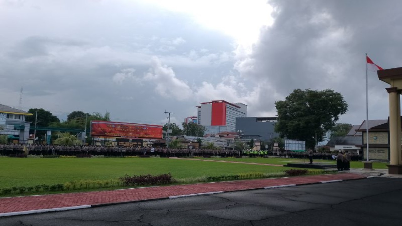 Personel Polda Sulut melakukan apel pengamanan. ANTARA/Jorie Darondo (1)