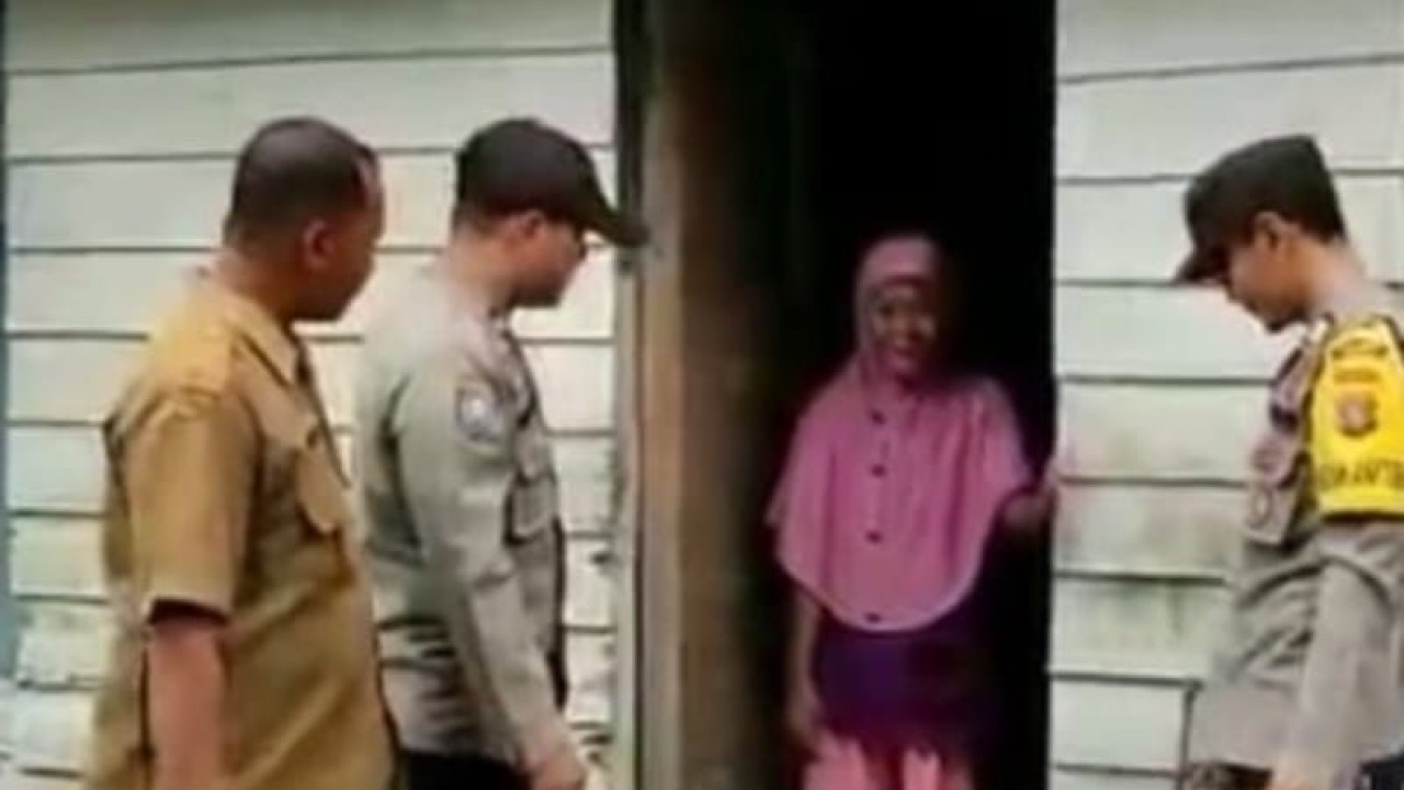 Personel Polres Asahan menyerahkan bantuan sembako kepada warga yang kurang mampu. (ANTARA/HO-Polres Asahan)