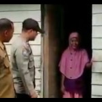 Personel Polres Asahan menyerahkan bantuan sembako kepada warga yang kurang mampu. (ANTARA/HO-Polres Asahan)-1674366964