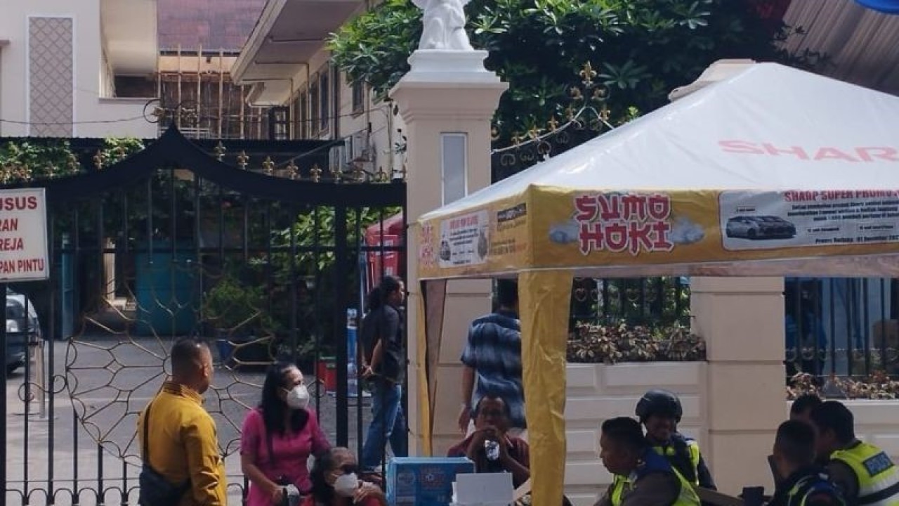 Personel Polrestabes Medan mengawal pengamanan Gereja Katedral Jalan Pemuda Medan pada Tahun Baru 2023. ((ANTARA/Munawar))