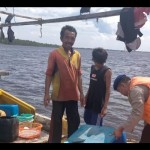 Personel Satpolairud Polres Asahan memeriksa Kapal KM Sampoerna Jaya, saat berlayar di Perairan Asahan, Sumatera Utara. ANTARA/HO/Humas Polres Asahan-1673317182