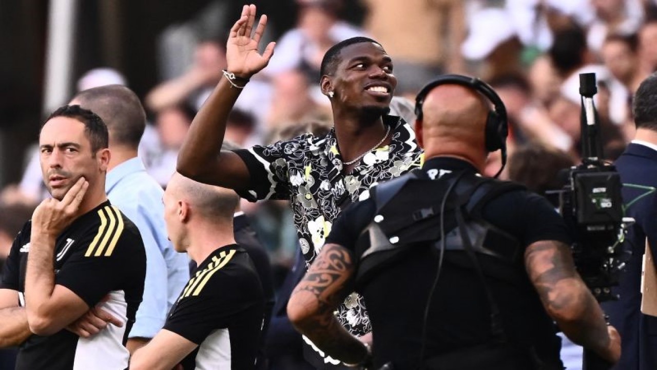 Arsip - Gelandang Juventus asal Prancis Paul Pogba (tengah) yang tengah cedera menyapa penonton saat pertandingan antara Juventus kontra AS Roma di Stadion Juventus, Turin, pada 27 Agustus 2022. ANTARA/AFP/MARCO BERTORELLO.