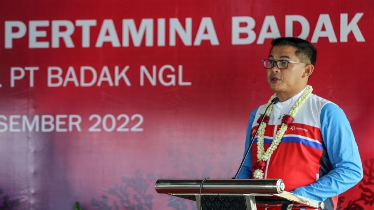 Direktur Sumber Daya Manusia (SDM) PT Pertamina (Persero) Erry Sugiharto memberikan sambutaan saat meresmikan Hutan Pertamina Badak LNG di Badak LNG, Bontang, Kalimantan Timur, Rabu (14/12/2022). . ANTARA FOTO/Yulius Satria Wijaya/aww. (ANTARA FOTO/YULIUS SATRIA WIJAYA)