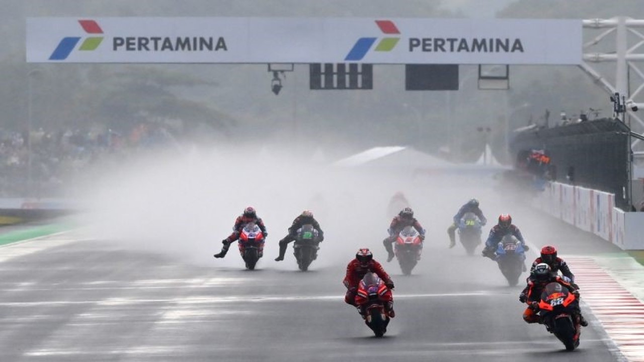 Pembalap Red Bull KTM Factory Racing Miguel Oliveira (kanan) melaju paling depan di depan para pembalap lainnya saat balapan MotoGP seri Pertamina Grand Prix of Indonesia di Pertamina Mandalika International Street Circuit, Lombok Tengah, NTB, Minggu (20/3/2022). ANTARA FOTO/Andika Wahyu/foc.