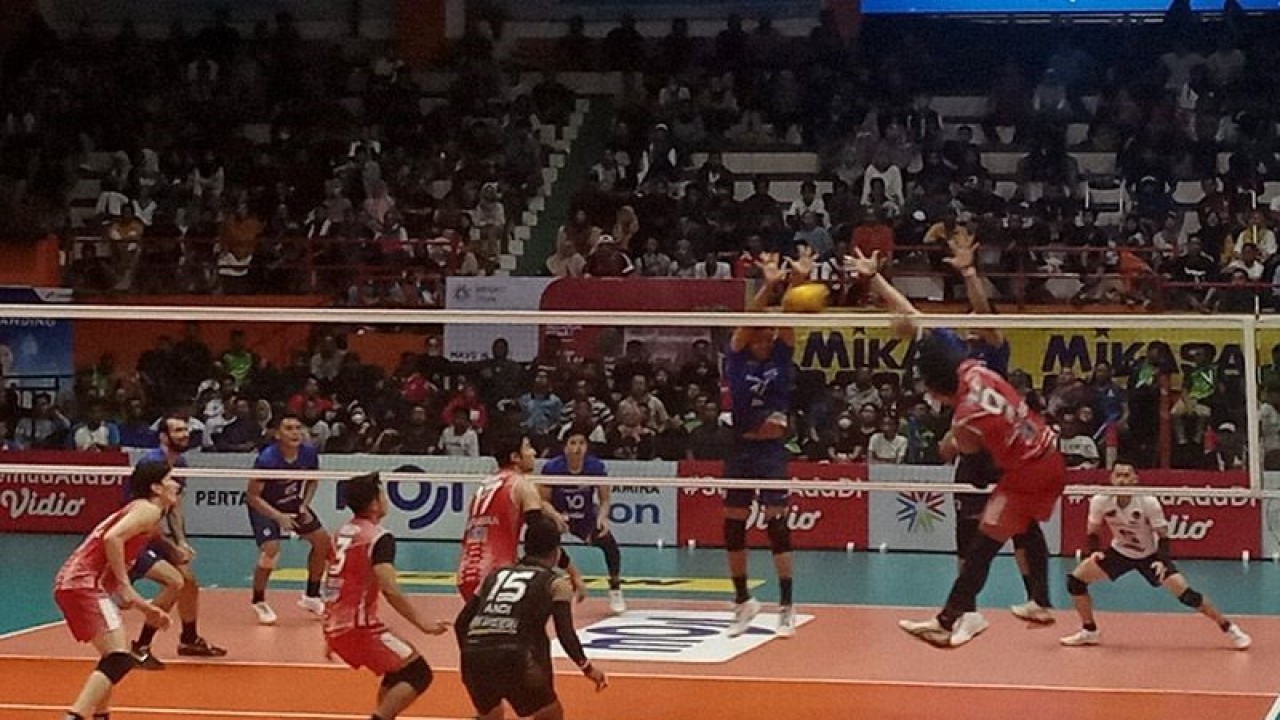 Tuan rumah Jakarta Pertamina Pertamax (biru) menjamu Palembang Bank SumselBabel (merah) pada laga penutup PLN Mobile Proliga 2023 Putaran Pertama Pekan Kedua di GOR Satria, Purwokerto, Kabupaten Banyumas, Minggu (15/1/2023) malam. ANTARA/Sumarwoto