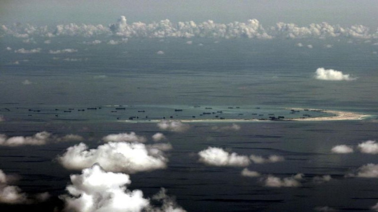Arsip - Foto udara yang diambil melalui jendela kaca pesawat militer Filipina menunjukkan dugaan reklamasi tanah yang sedang berlangsung oleh China di Mischief Reef di Kepulauan Spratly di Laut China Selatan, sebelah barat Palawan, Filipina, 11 Mei 2015. (ANTARA/REUTERS/Ritchie B.Tongo/as)