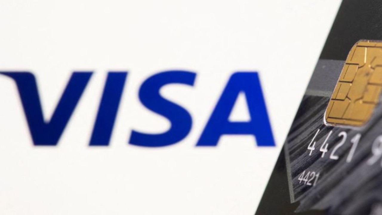 Foto Dokumen: Sebuah kartu kredit terlihat di depan logo Visa yang ditampilkan dalam ilustrasi yang diambil pada 15 Juli 2021. ANTARA/REUTERS/Dado Ruvic/Ilustrasi