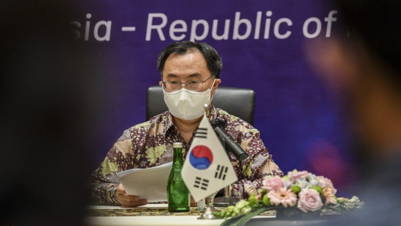 Menteri Perdagangan, Industri, dan Energi Korea Selatan Moon Sun Wook memberi keterangan pers di sela pertemuan kerjasama bidang ekonomi tingkat menteri di Jakarta, Selasa (22/2/2022). ANTARA FOTO/M Risyal Hidayat/hp. (ANTARA FOTO/M RISYAL HIDAYAT)