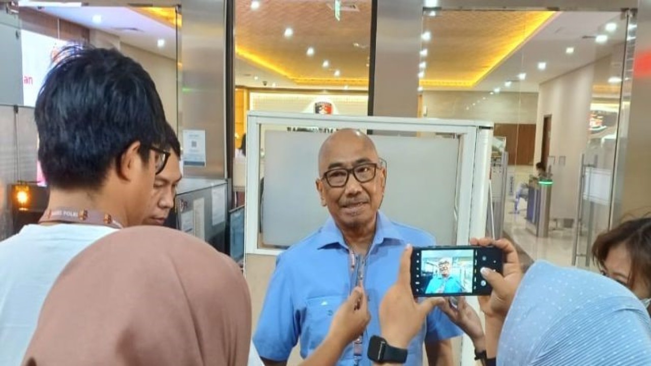 Kuasa Hukum PT Berkala Maju Bersama (BMB) dari Kalimantan Tengah Baron Ruhat Binta memberikan keterangan pers terkait permintaan perlindungan hukum kepada Bareskrim Polri, di Jakarta, Senin (9/1/2023). (ANTARA/Laily Rahmawaty)