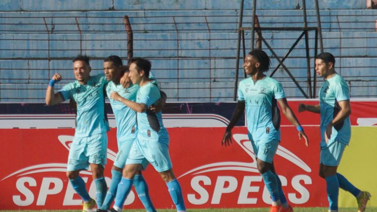 Arsip foto - Pesepak bola Madura United Beto (kedua kiri) melakukan selebrasi bersama rekannya usai mencetak gol ke gawang Arema FC saat laga BRI Liga 1 di Stadion Sultan Agung, Bantul, D.I Yogyakarta, Selasa (20/12/2022). ANTARA FOTO/Andreas Fitri Atmoko/aww.