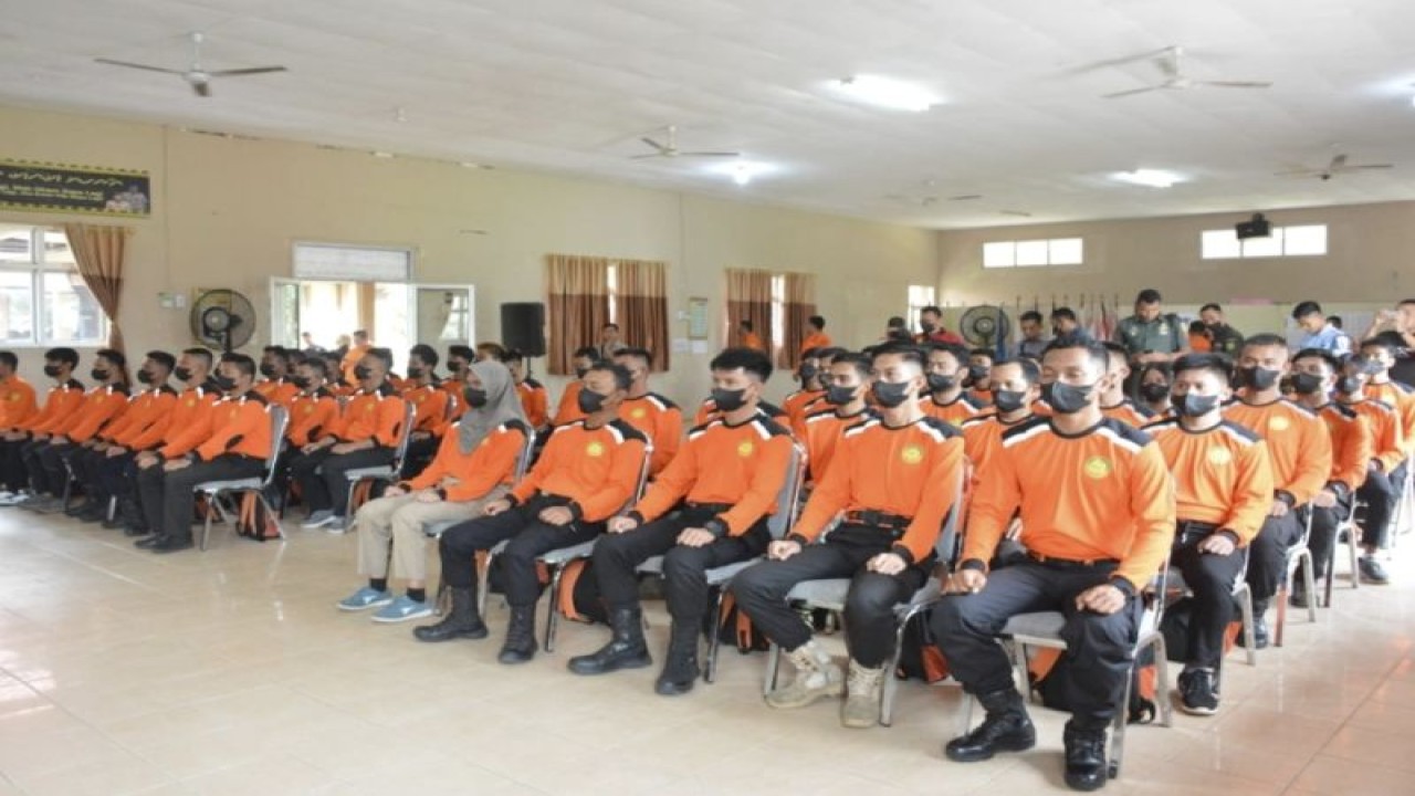 Peserta pelatihan pertolongan dalam keadaan darurat di permukaan air oleh Basarnas Lampung. ANTARA/HO-Basarnas)