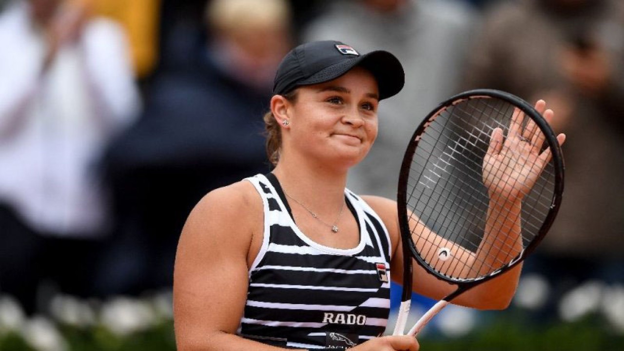Petenis Australia Ashleigh Barty saat memuncaki daftar peringkat dunia tenis putri. ANTARA/AFP/Christophe ARCHAMBAULT/aa.