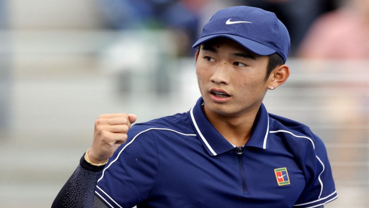 Foto arsip - Petenis putra China Shang Juncheng saat tampil di kategori junior US Open 2021 di New York. (Getty Images via AFP/SARAH STIER)
