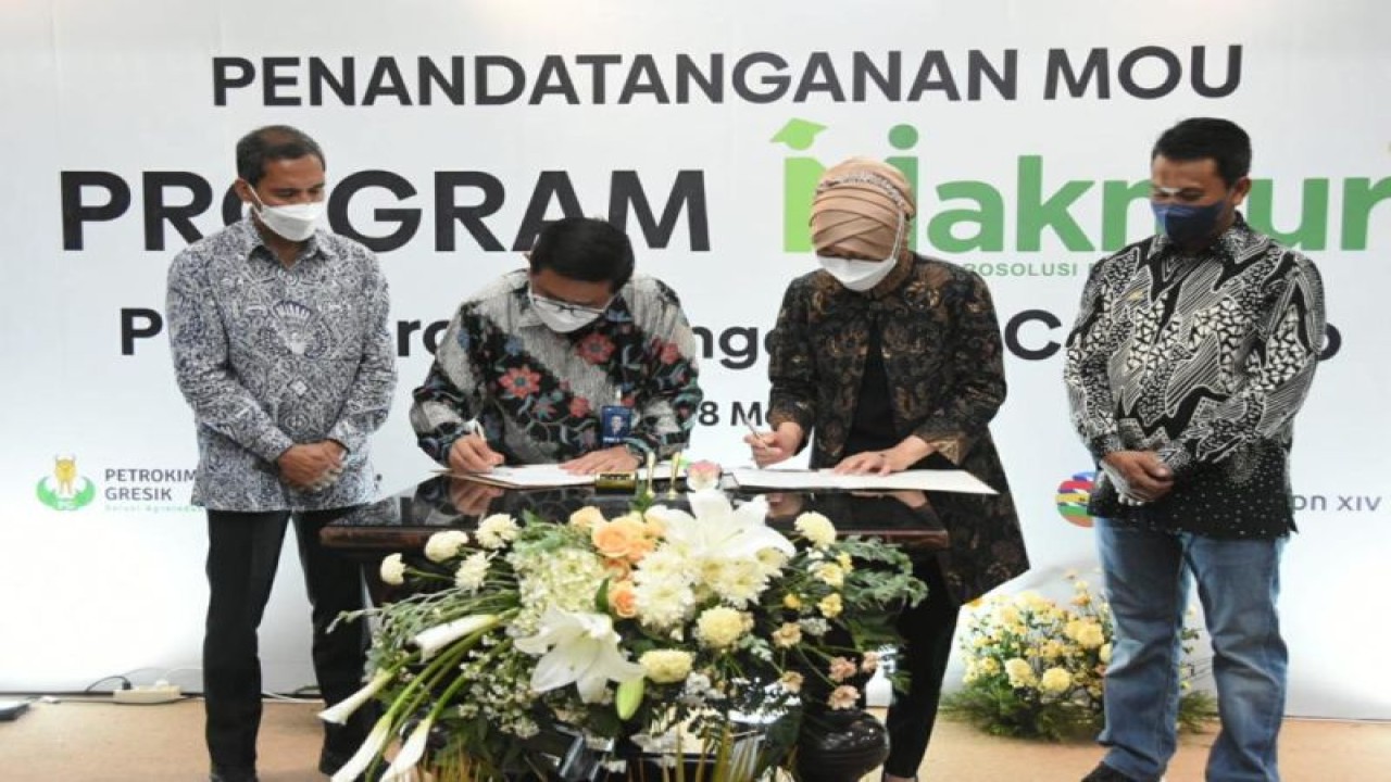 Dokumentasi. Penandatanganan nota kesepahaman (MoU) oleh Dirut Petrokimia Gresik Dwi Satriyo Annurogo bersama enam pimpinan anak perusahaan PTPN III holding di Surabaya, Jawa Timur, beberapa waktu lalu. ANTARA/HO-Petrokimia Gresik.