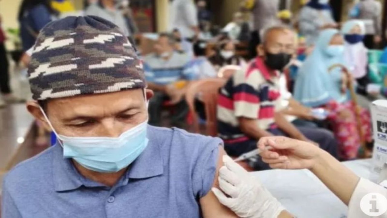 Arsip: petugas kesehatan sedang melakukan vaksinasi kepada warga. (ANTARA/Dian Hadiyatna)