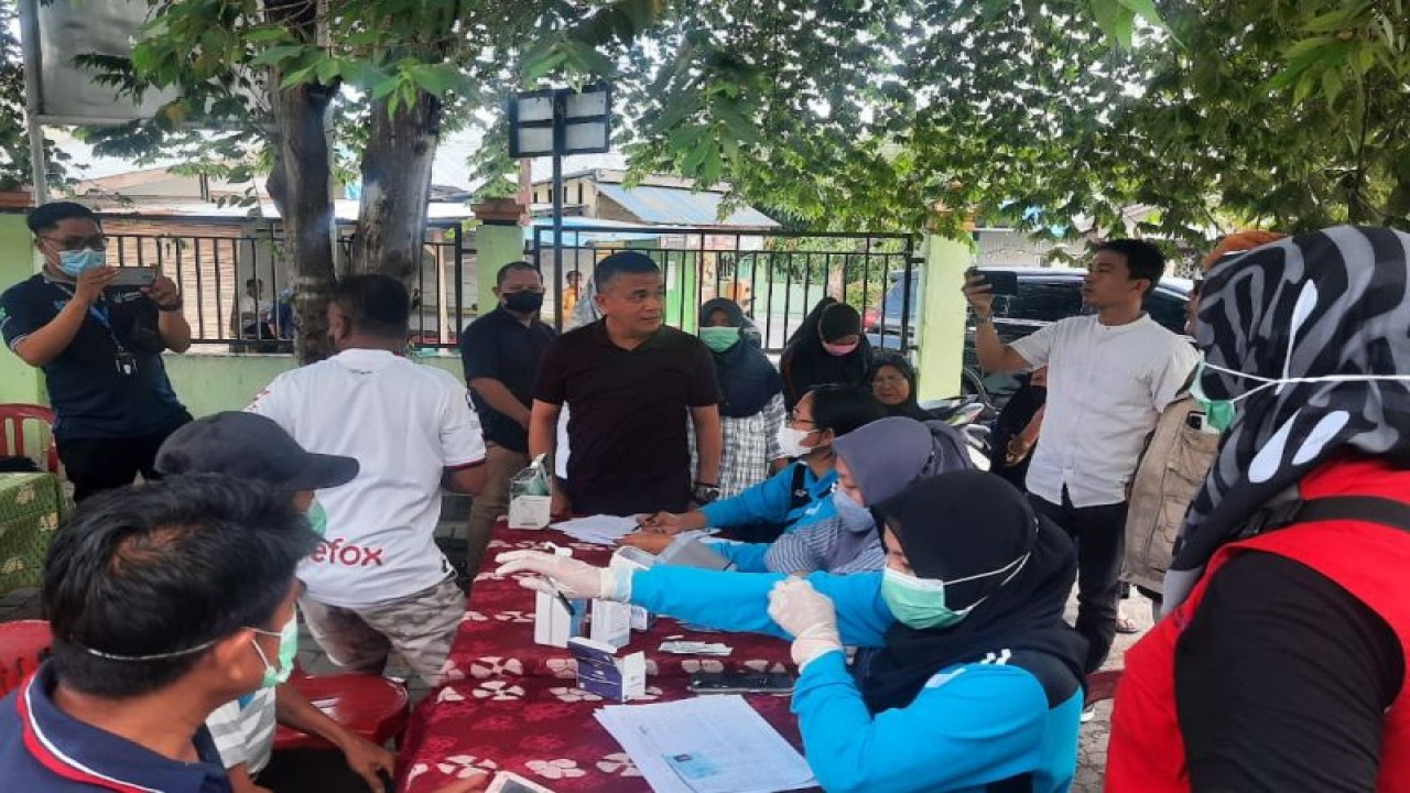 Petugas Puskesmas membuka layanan pemeriksaan kesehatan gratis melalui program Jumat Palu sehat yang baru diluncurkan Pemerintah Kota Palu, Jumat (6/1/2023). ANTARA/HO-Humas Pemkot Palu