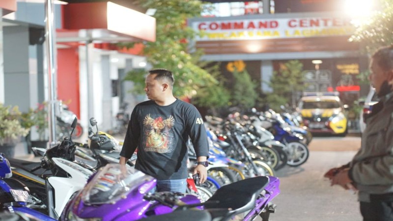 dok - Petugas berpakaian preman beriri di antara motor sitaan hasil operasi balap mliar di Kota Ponorogo, Minggu (8/1/2023) (ANTARA/HO - Foto warga)