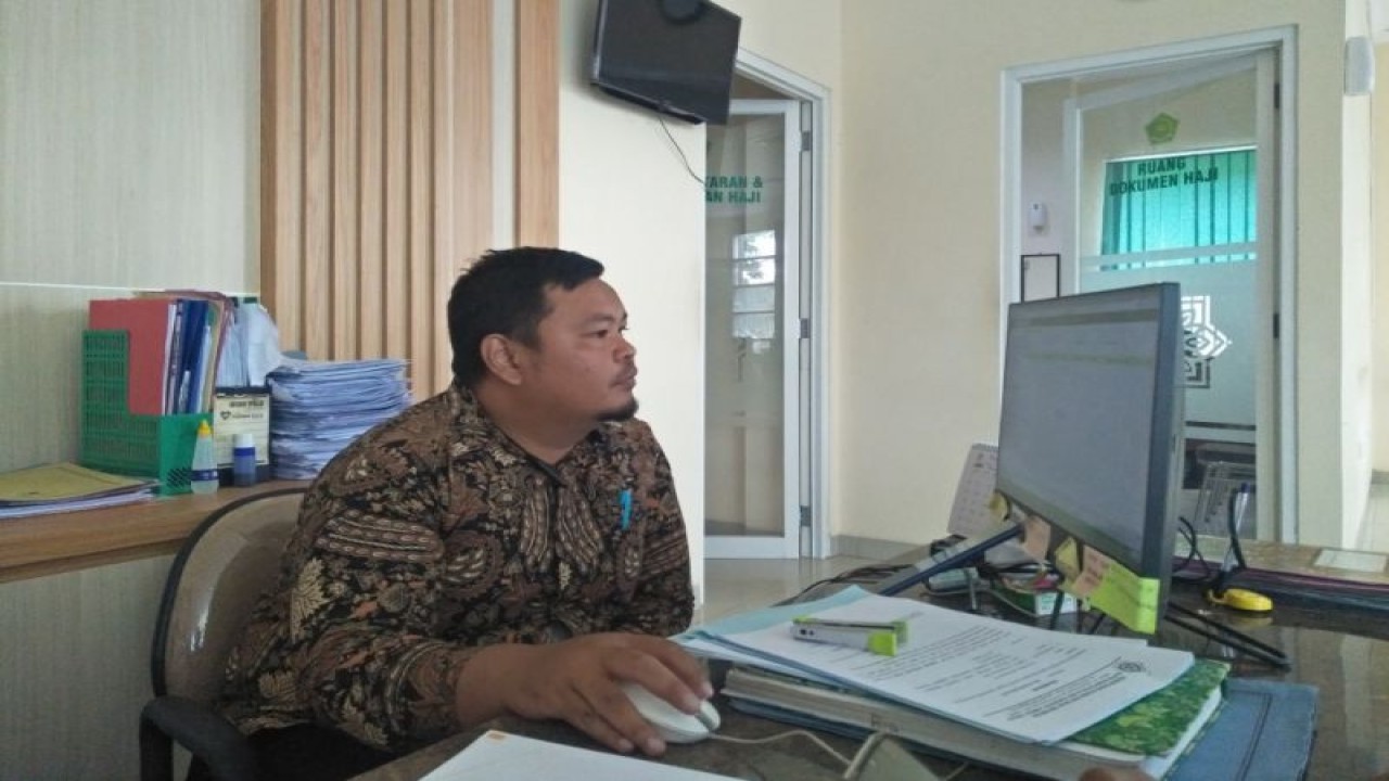Petugas pendaftaran calon haji di kantor Kementerian Agama Lombok Tengah, Nusa Tenggara Barat saat membuka jadwal informasi data haji (ANTARA/Akhyar)