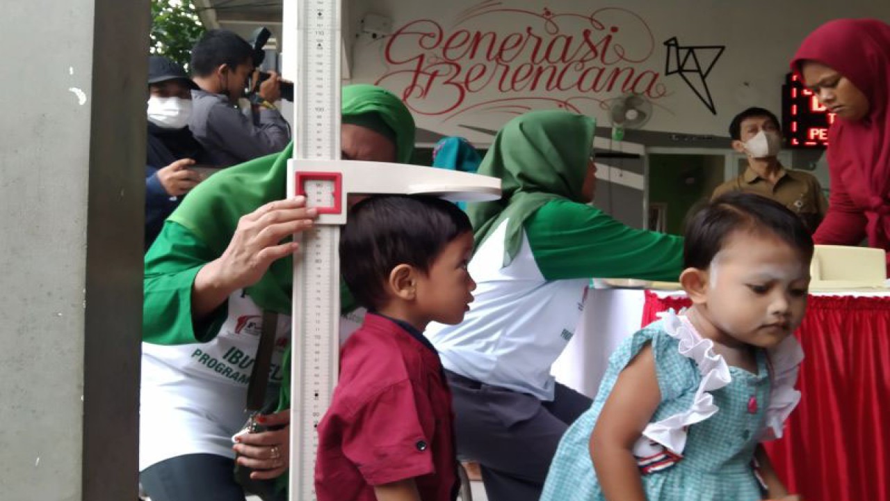 Petugas mengukur tinggi badan balita di RPTRA Triputra Persada Hijau sebagai salah satu bentuk pendataan mencegah tengkes di Semper Barat, Cilincing, Jakarta Utara, Selasa (31/1/2023). ANTARA/Dewa Ketut Sudiarta Wiguna