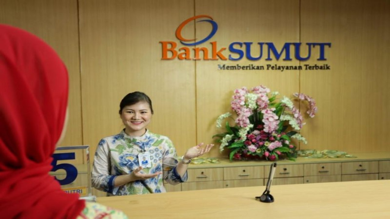 Petugas Bank Sumut tengah melayani nasabah. (ANTARA/HO-Bank Sumut)