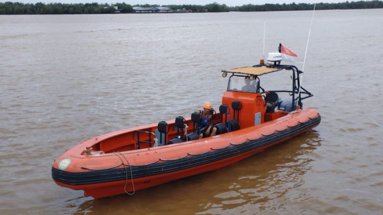 Petugas Basarnas Jambi mencari korban seorang nelayan yang hilang usai mencari ikan di perairan ambang luar Kuala Tungkal, Kabupaten Tanjungjabung Barat, Kamis (26/1).(ANTARA/HO/Basarnas Jambi)