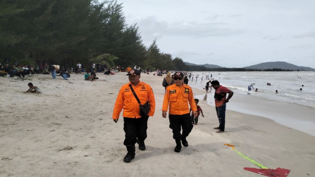 Sejumlah petugas BPBD Bangka melakukan pengawasan di pantai (ANTARA/Kasmono)