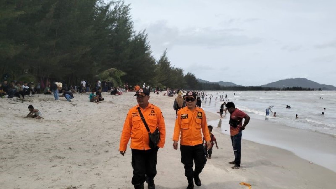Petugas BPBD Bangka sedang melakukan pengawasan di pantai (ANTARA/Kasmono)