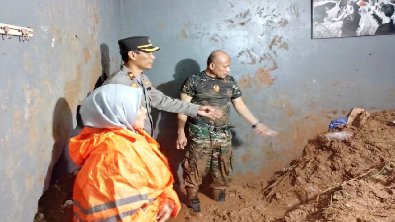 Petugas gabungan mengecek lokasi longsor di Perumahan P4A Blok H-11 Pudakpayung, Kota Semarang, Jateng, yang menewaskan satu orang, Jumat (6/1/2023). (FOTO ANTARA/ HO-Polrestabes Semarang)