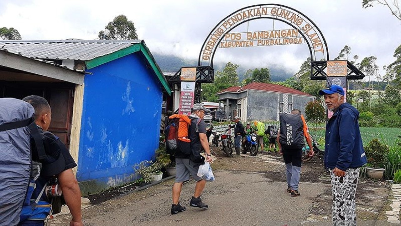 Arsip foto - Sejumlah pendaki berangkat mendaki ke puncak Gunung Slamet melalui Jalur Bambangan, Desa Kutabawa, Kecamatan Karangreja, Kabupaten Purbalingga, Sabtu (6/11/2021). ANTARA/Sumarwoto